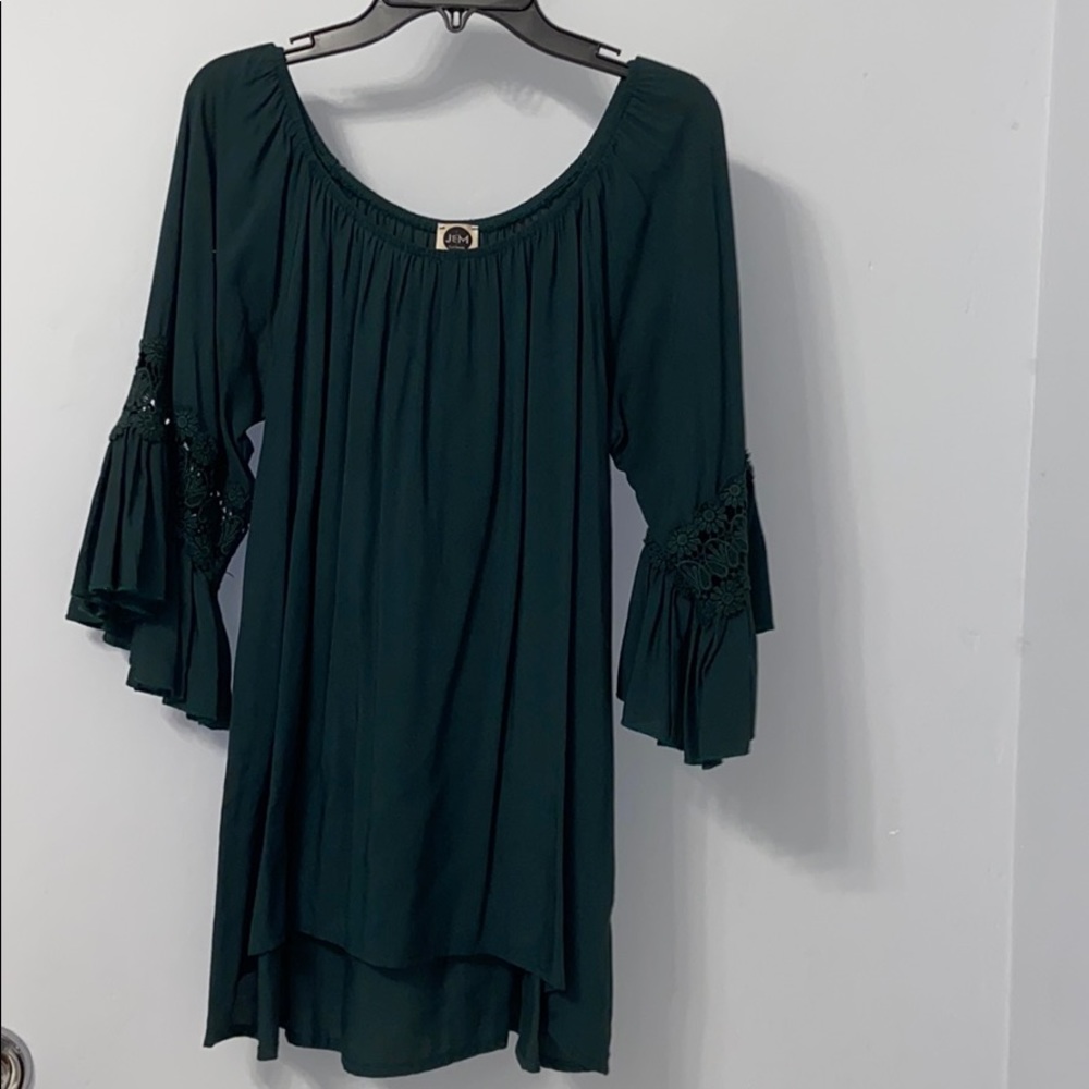Long, dark green top w/ wide sleeves and lace band